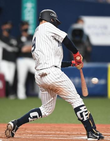 　６回、適時打を放つ野口（撮影・石井剣太郎）