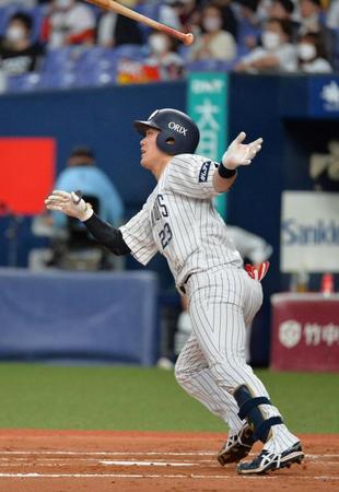 　２回、中越えに先制の適時二塁打を放つ伏見（撮影・和田康志）