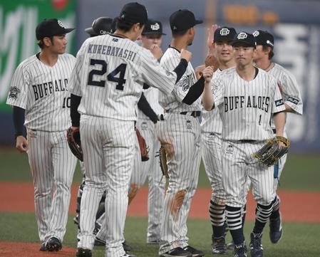 　試合に勝利し、タッチをかわすオリックスナイン（撮影・石井剣太郎）