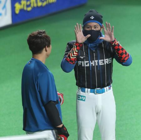 　宇佐見と話す新庄ビッグボス（撮影・中島達哉）