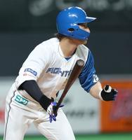 　３回、勝ち越しの２点適時二塁打を放つ浅間（撮影・中島達哉）