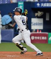 　２回、ライトへ適時打を放つ宗（撮影・和田康志）