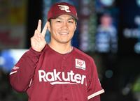 　今季２勝目を挙げ笑顔でＶサインを決める則本（撮影・開出牧）