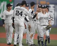 　試合に勝利し、タッチをかわすオリックスナイン（撮影・石井剣太郎）