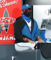 　１回、赤いサングラスをかけて戦況を見守る新庄ビッグボス（撮影・中島達哉）