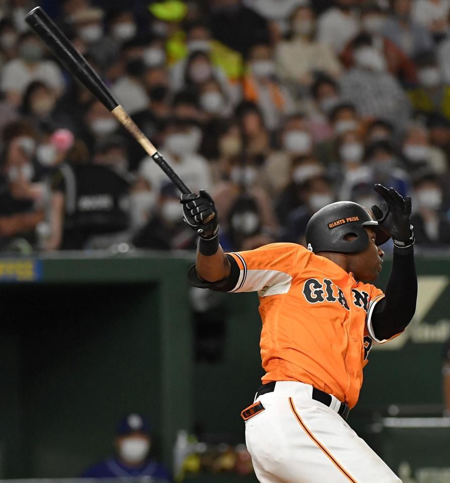 　７回、レフトへ適時二塁打を放つポランコ（撮影・伊藤笙子） 