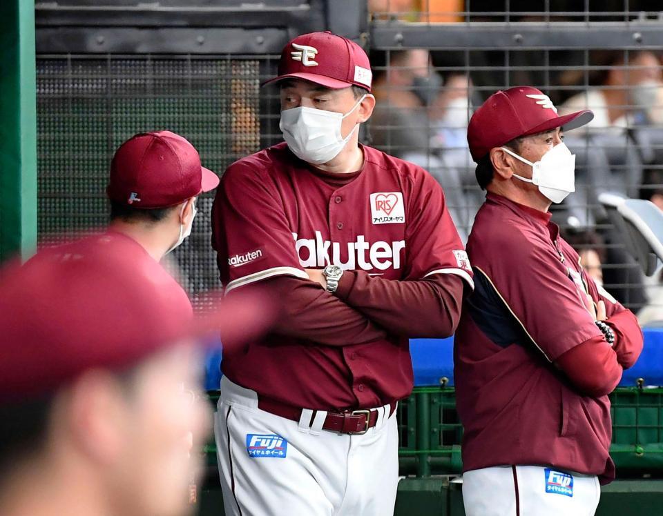 　９回、ベンチで腕組みする石井監督（中央）