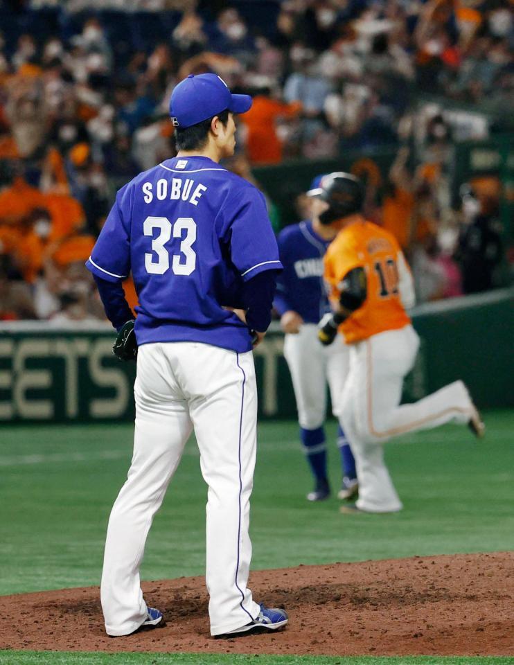 　７回、巨人・中田（右）に逆転満塁本塁打を浴びた中日・祖父江＝東京ドーム