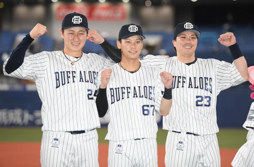 　笑顔でポーズを決める（左から）紅林、中川圭、伏見（撮影・石井剣太郎）