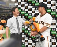 ２０１８年８月８日、巨人・阿部慎之助選手にヒーローインタビューをする日本テレビ・河村亮アナ（左）