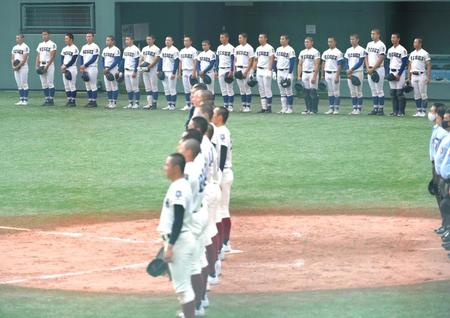 決勝で大阪桐蔭（手前）に敗れ、肩を落とす履正社ナイン＝大阪市南港中央野球場（撮影・北村雅宏）