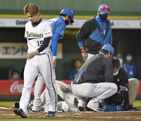 　４回、日本ハム・野村（奥下）への危険球で退場するオリックス・山岡（左）＝ほっともっと神戸