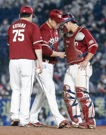 　７回、勝ち越しを許し降板する楽天・田中将（中央）＝ＺＯＺＯマリン