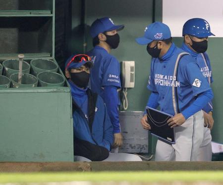 ５連勝ならず、ベンチでグラウンドを見つめる新庄ビッグボス（撮影・坂部計介）