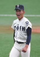 完投勝利を挙げ、ほえる大阪桐蔭・前田悠伍＝大阪市南港中央野球場（撮影・北村雅宏）