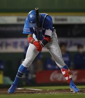 ６回の２死満塁で空振り三振に倒れる万波