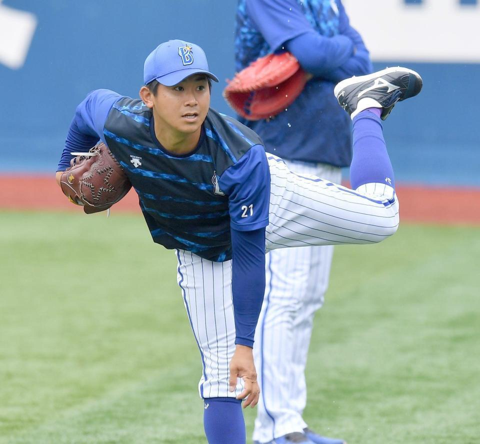 　登板予定だった阪神戦が雨天中止となり、キャッチボールをした今永＝５月１３日