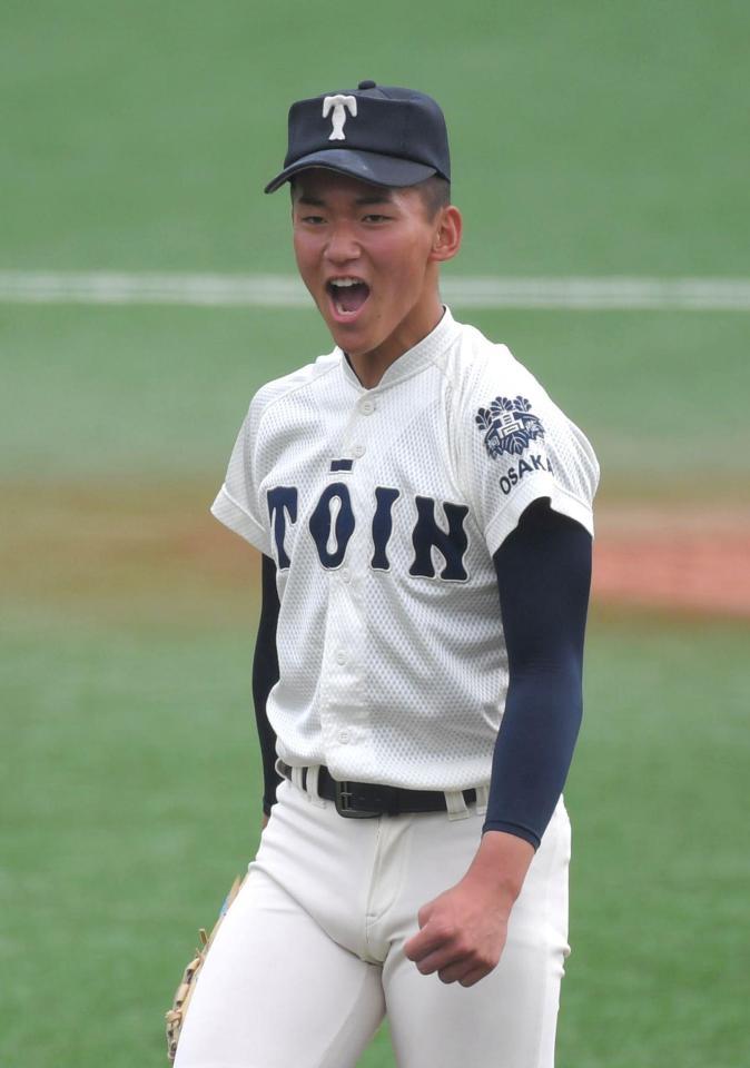 完投勝利を挙げ、ほえる大阪桐蔭・前田悠伍＝大阪市南港中央野球場（撮影・北村雅宏）