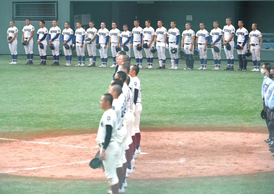 決勝で大阪桐蔭（手前）に敗れ、肩を落とす履正社ナイン＝大阪市南港中央野球場（撮影・北村雅宏）