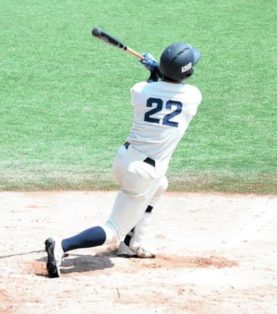 代打逆転満塁本塁打を放った京大・梶川