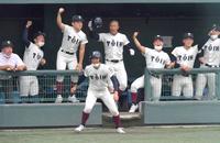 ８回、勝ち越しに成功して喜ぶ大阪桐蔭ナイン（撮影・北村雅宏）