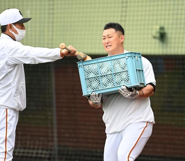 巨人 中田 金コーチ熱血指導に苦笑い ボール満杯のカゴ持ってスイング練習 野球 デイリースポーツ Online