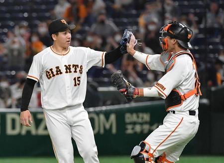 ９回ピンチで登板し、最後を締めた大勢（左）＝撮影・伊藤笙子