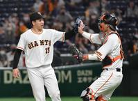 ９回ピンチで登板し、最後を締めた大勢（左）＝撮影・伊藤笙子