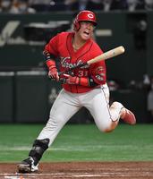 　９回、左足に死球を受けた坂倉（撮影・伊藤笙子）