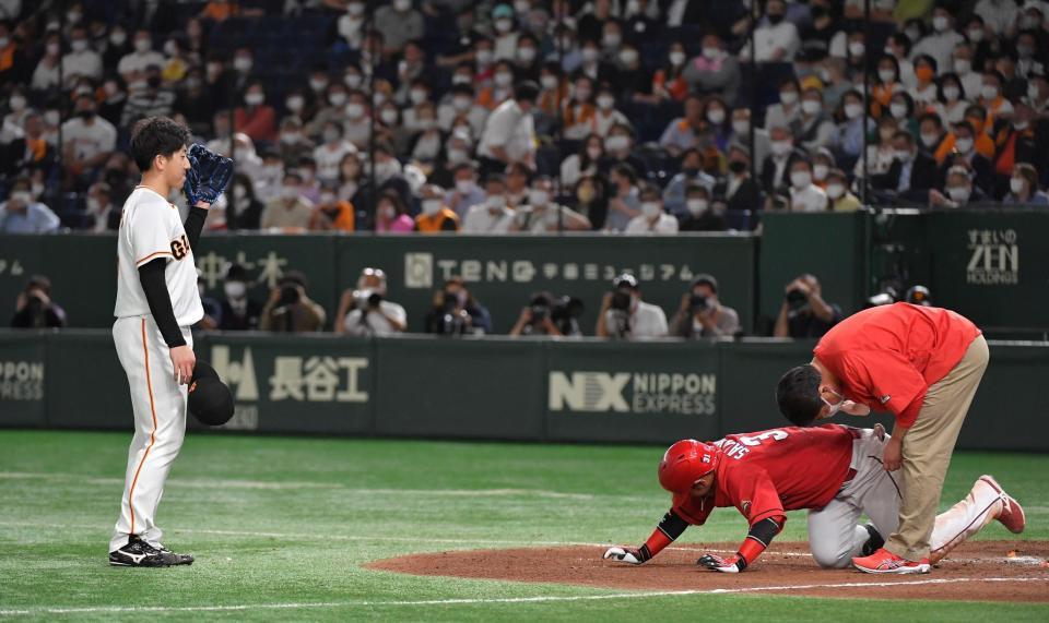 　９回、左足に死球を受けた坂倉（右）に謝罪する大勢（撮影・伊藤笙子）