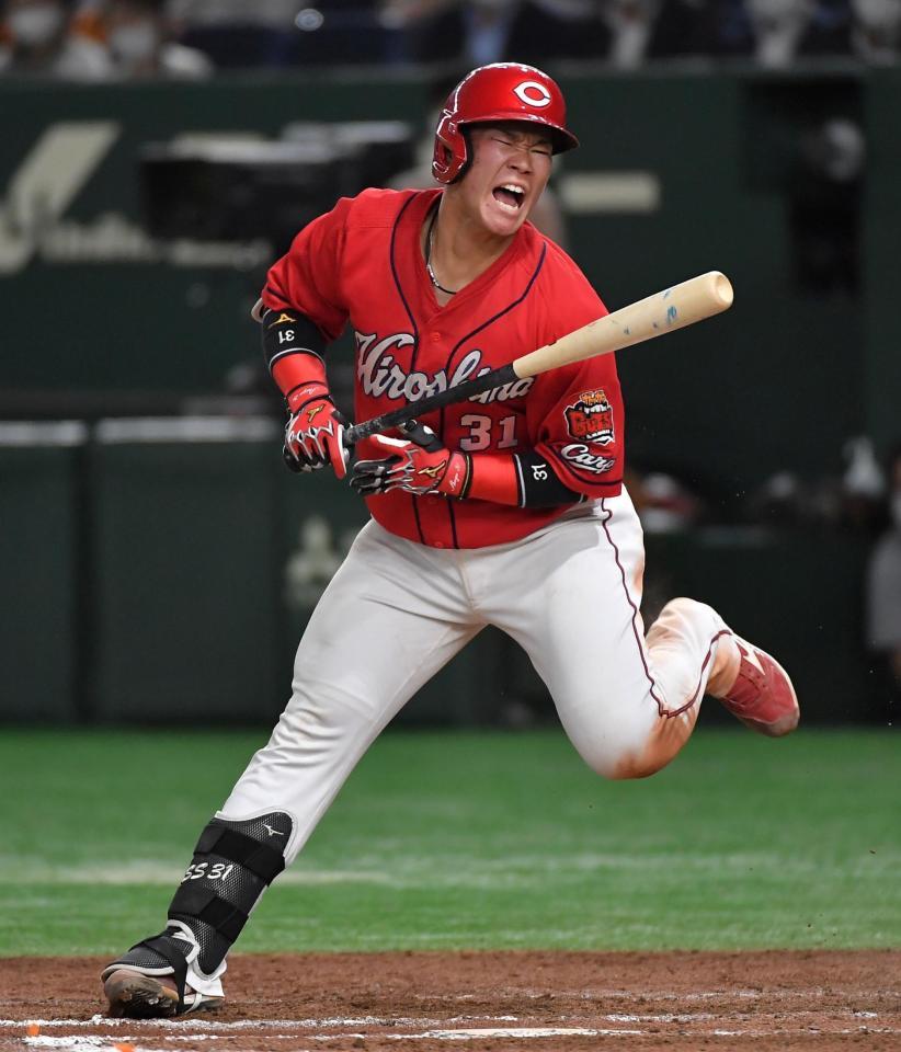 　９回、左足に死球を受けた坂倉（撮影・伊藤笙子）