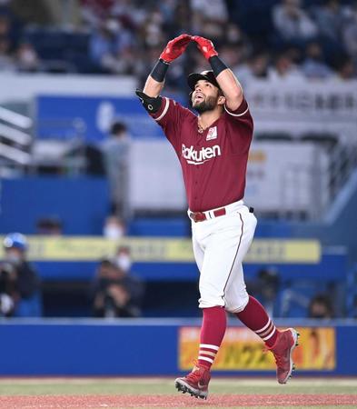 　７回、満塁弾を放ちマルポーズで生還するマルモレホス（撮影・高石航平）