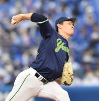 ＤｅＮＡ打線を相手に力投する巨人・高梨雄平＝横浜スタジアム（撮影・西岡正）