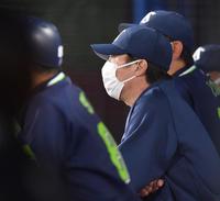 ＤｅＮＡにリードを許し、戦況を見る高津（撮影・西岡正）