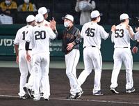 　勝利のハイタッチでナインを迎える原監督（撮影・飯室逸平）