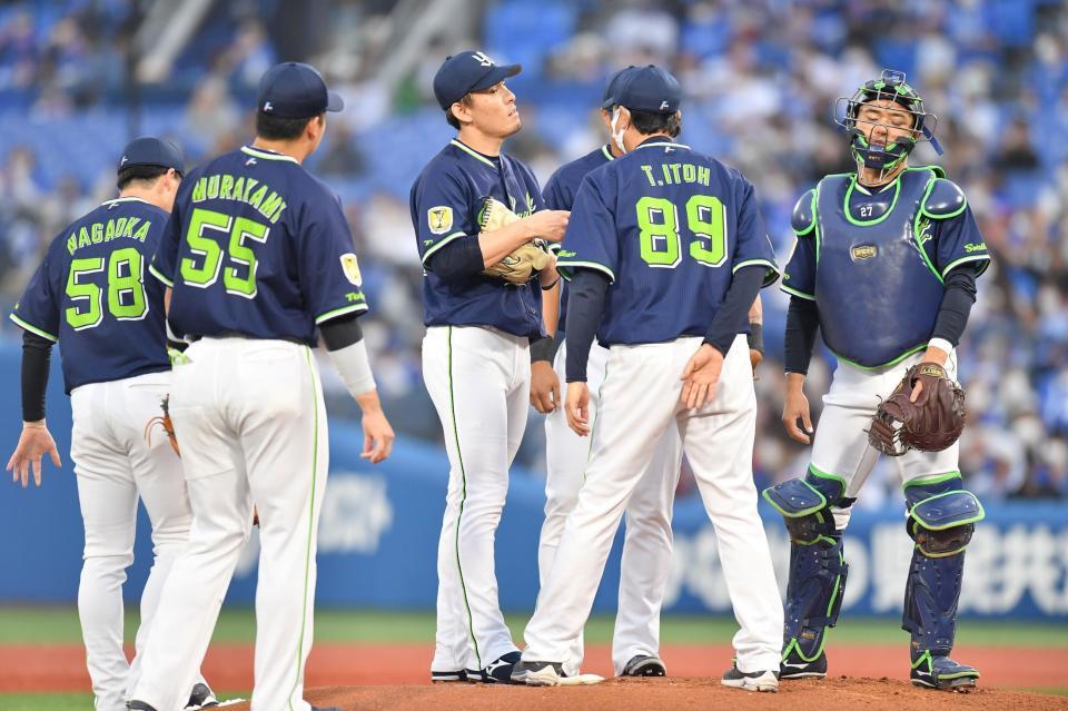 １回、２点を失い、高梨（中央）の元へ集まるヤクルトナイン（撮影・西岡正）