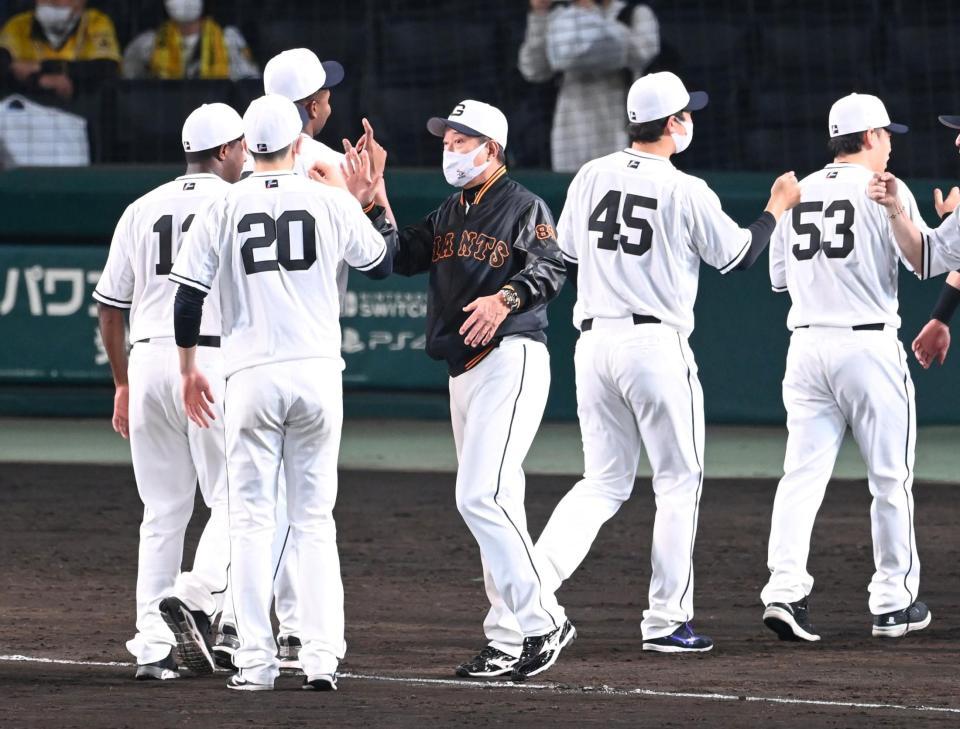 　勝利のハイタッチでナインを迎える原監督（撮影・飯室逸平）
