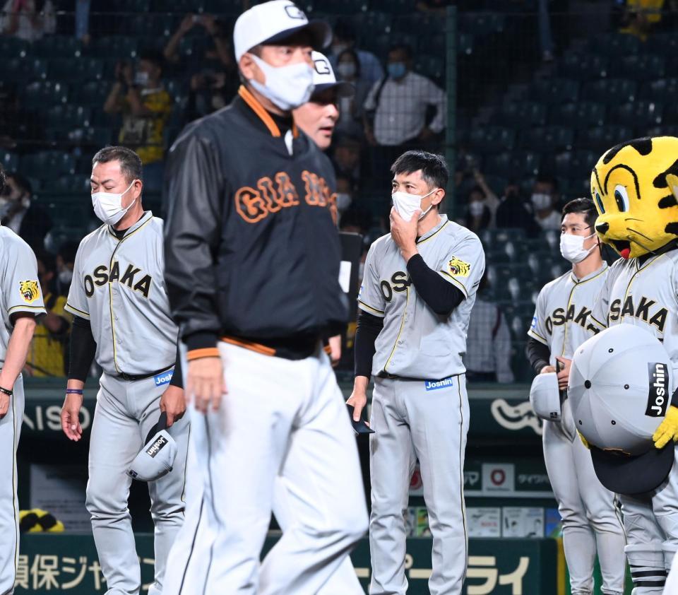 　延長１２回の末、巨人に完敗した矢野監督（右側）は沈痛の面持ちでスタンドにあいさつする。手前は原監督（撮影・田中太一）