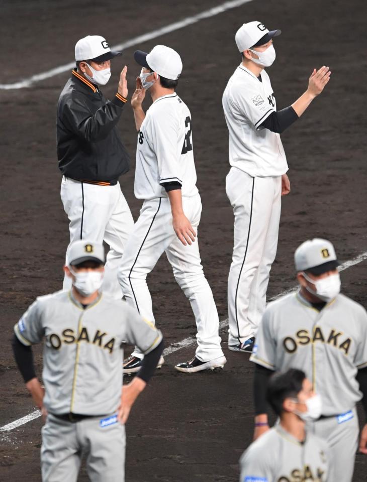 　延長戦の末、勝利した原監督（左上）は選手を迎える（撮影・北村雅宏）