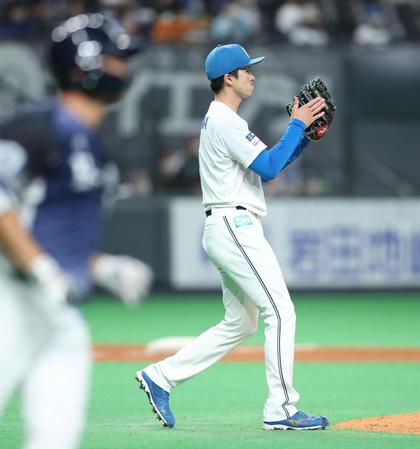 　７回、川越を右飛に抑え、グラブを叩く上沢（撮影・中島達哉）