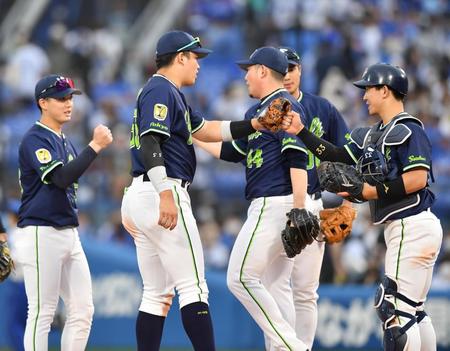 　ＤｅＮＡに勝利し、ナインとタッチを交わす村上（中央）＝撮影・西岡正