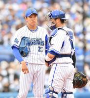 　２回、打者・内山壮の時、ボークを取られ、うなだれる上茶谷（撮影・西岡正）