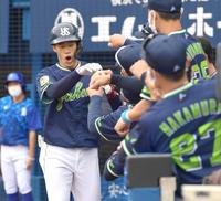 　１回、先頭打者本塁打を放ち、ナインとタッチを交わす塩見（撮影・西岡正）