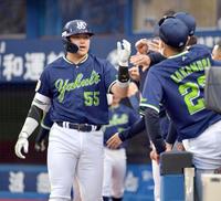 　９回、３ランを放ち、ナインタッチを交わす村上（撮影・西岡正）