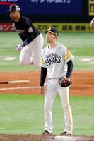 　８回、マーティン（奥）に勝ち越し２ランを浴びた又吉