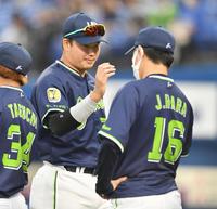 　４勝目を挙げた原（右）タッチを交わす村上（撮影・西岡正）