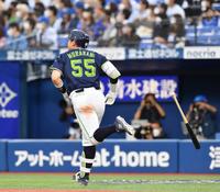 　９回、３ランを放ち、バットを投げる村上（撮影・西岡正）