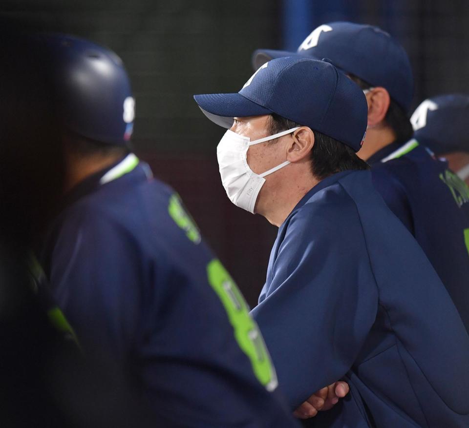 　ＤｅＮＡにリードを許し、戦況を見る高津（撮影・西岡正）