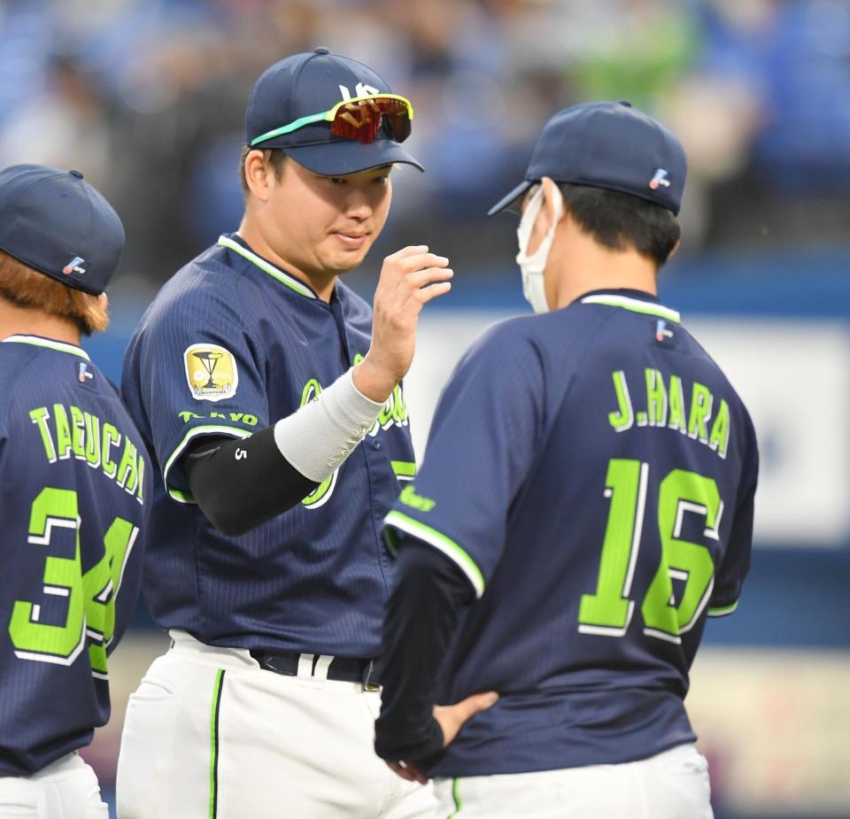 　４勝目を挙げた原（右）タッチを交わす村上（撮影・西岡正）