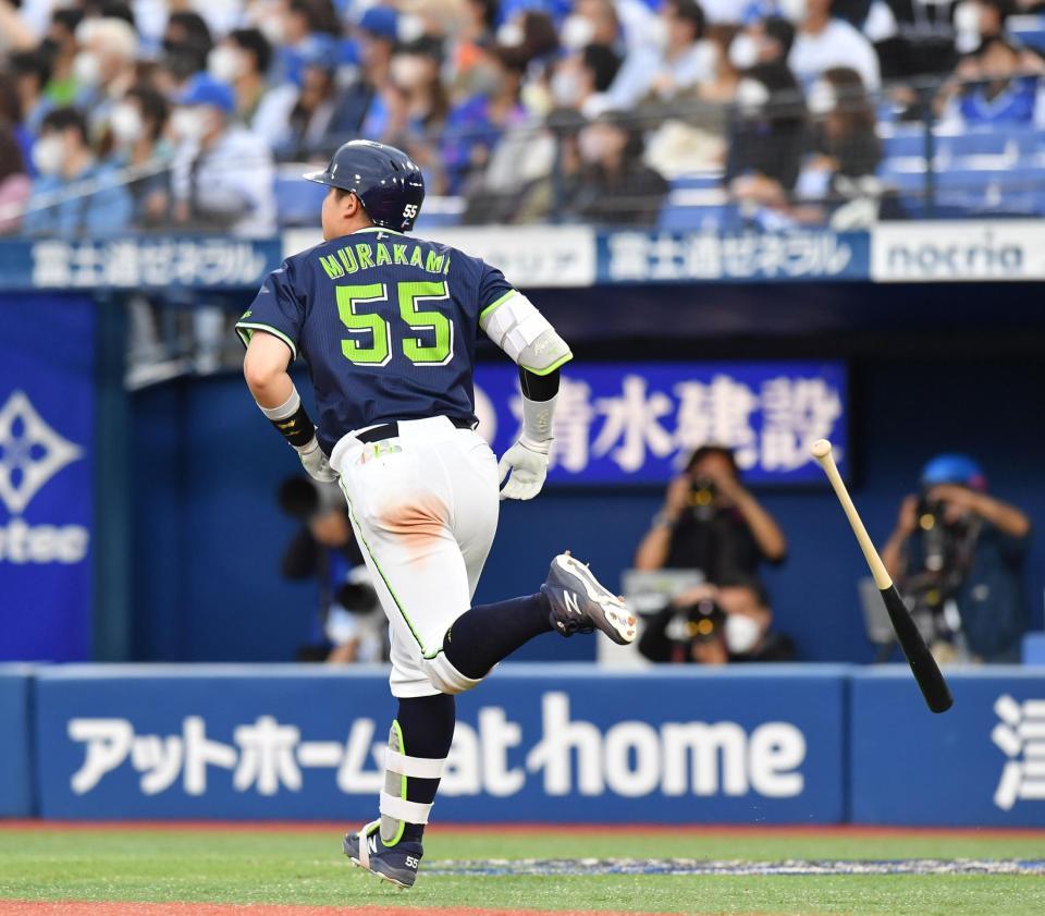 　９回、３ランを放ち、バットを投げる村上（撮影・西岡正）